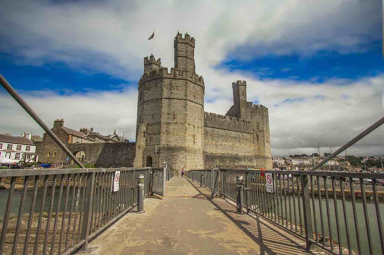 An image of Caernarfon Castle. A blue sky makes the castle look majestic and beautiful.